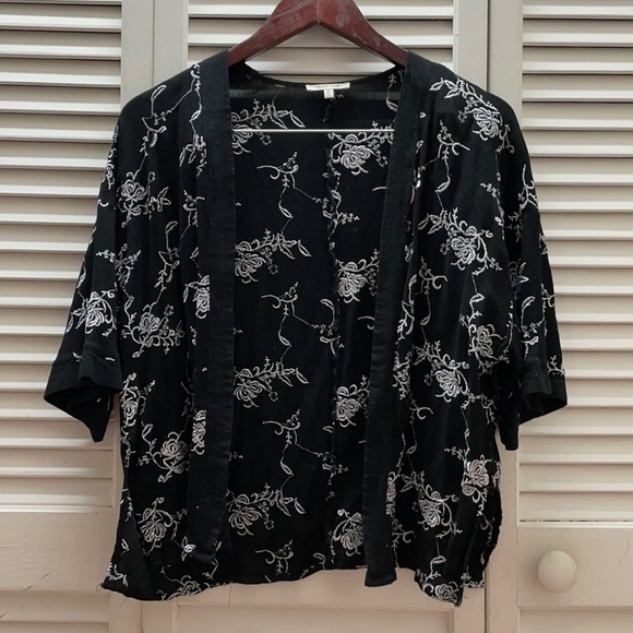 Kimono Style Cardigan White Floral Embroidery Detail - Picture 1 of 6